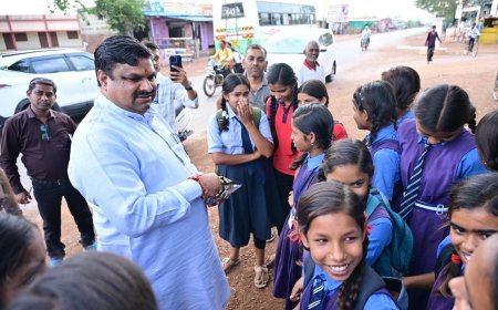 स्कूल शिक्षा मंत्री गजेन्द्र यादव ने हिर्री गांव में बच्चों से किया संवाद, जूते-मोजे किए भेंट