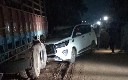 गलत दिशा में खड़े ट्रक से टकराई इनोवा, चालक गंभीर घायल