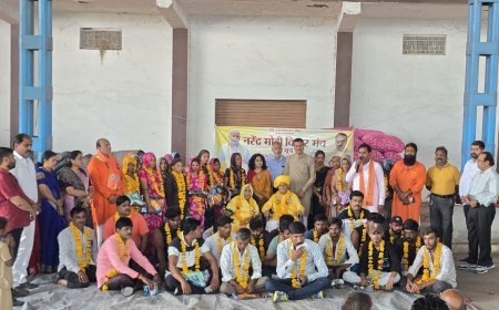 नरेंद्र मोदी विचार मंच के स्थापना दिवस पर श्रमवीरों का सम्मान, रेनकोट वितरित