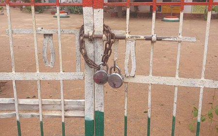 स्वीपर की कमी पर ग्रामीणों का फूटा गुस्सा, स्कूल में जड़ा ताला