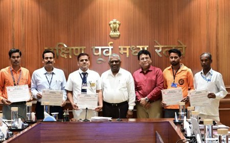 दक्षिण पूर्व मध्य रेलवे में संरक्षा के सजग प्रहरियों का सम्मान, महाप्रबंधक तरुण प्रकाश ने 5 कर्मचारियों को किया सम्मानित