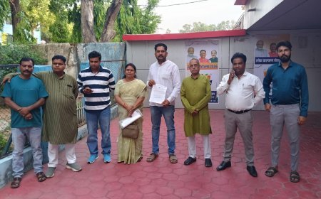 नगर निगम की जनसमस्याओं और कर्मचारियों के लंबित वेतन को लेकर कांग्रेस ने आयुक्त को सौंपा ज्ञापन