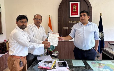 पाठ्यपुस्तक वितरण में देरी पर निजी स्कूल संचालकों का प्रदर्शन, मुख्यमंत्री के नाम सौंपा ज्ञापन
