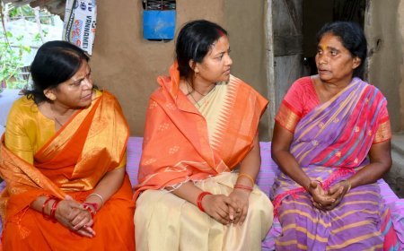 शहीद एएसआई रामू राम नाग के घर पहुंचीं लक्ष्मी राजवाड़े, दी श्रद्धांजलि और परिवार को हरसंभव सहायता का भरोसा