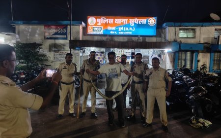 स्कूटी में छिपा मिला अजगर, रेस्क्यू के बाद पुलिसकर्मियों संग बना सेल्फी स्टार