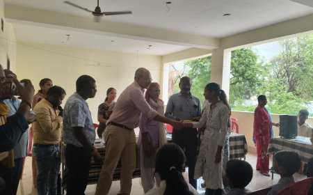 गोंडवाना समाज ने विद्यार्थियों को बांटी स्टेशनरी, शिक्षा को बताया पहली प्राथमिकता