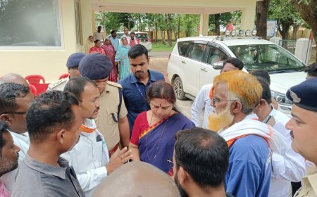शाला प्रवेशोत्सव के दौरान कांग्रेस कार्यकर्ताओं का विरोध, जर्जर स्कूल भवनों को लेकर सौंपा ज्ञापन