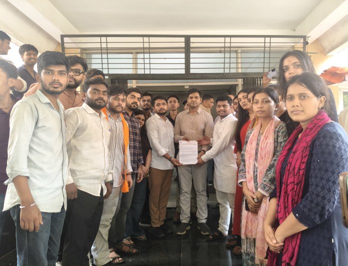 कुशाभाऊ ठाकरे पत्रकारिता विश्वविद्यालय में अभाविप का प्रदर्शन, 15 सूत्रीय मांगों को लेकर कुलपति कार्यालय का घेराव