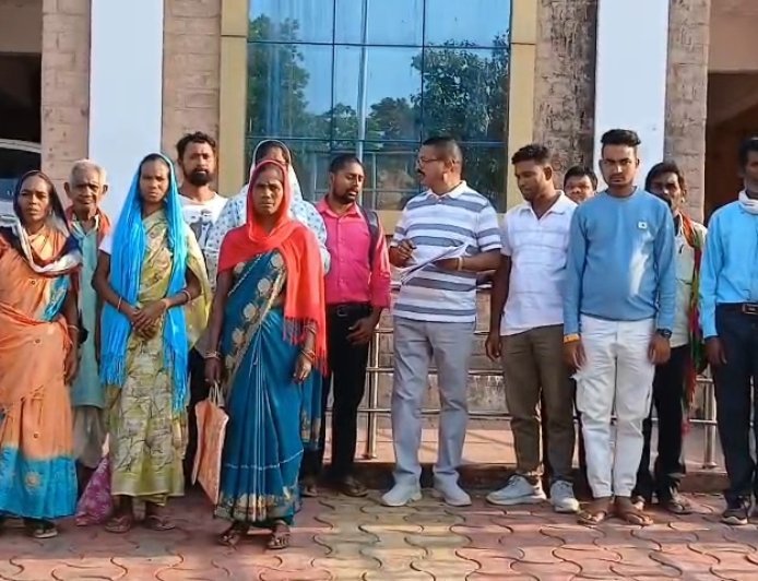 NH-343 किनारे वन भूमि पर अवैध कब्जे का आरोप: आदिवासी समाज का विरोध, ‘बाहरी भगाओ, छत्तीसगढ़ बचाओ’ के लगे नारे