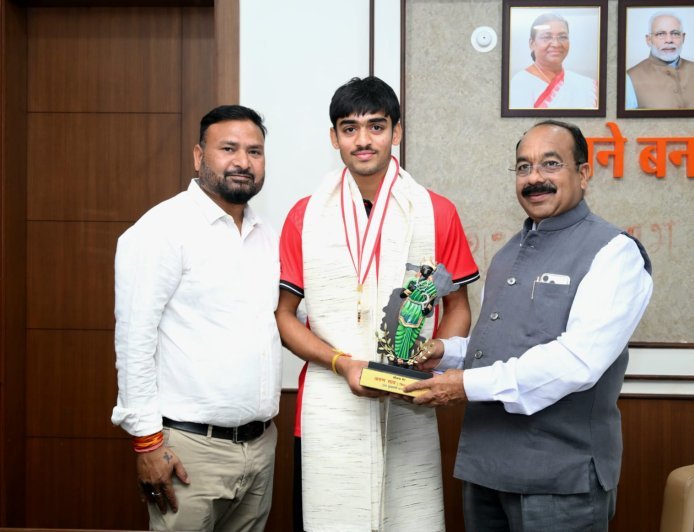 उप मुख्यमंत्री अरुण साव से अंडर-18 एशिया कप विजेता हॉकी खिलाड़ी अवि मानिकपुरी की सौजन्य मुलाकात