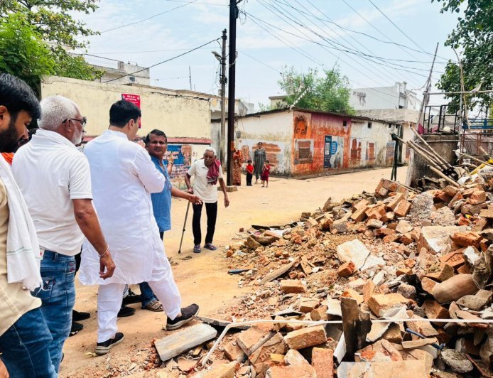 बोरसी में तोड़फोड़ कार्रवाई के विरोध में कांग्रेस सक्रिय, प्रभावित परिवारों से मिले धीरज बाकलीवाल