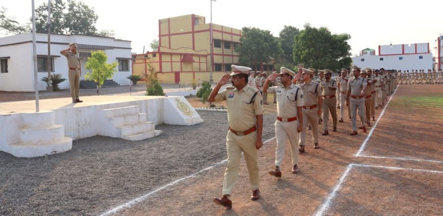 कबीरधाम पुलिस लाइन में जनरल परेड आयोजित, उत्कृष्ट टर्नआउट वाले अधिकारी-कर्मचारी हुए सम्मानित