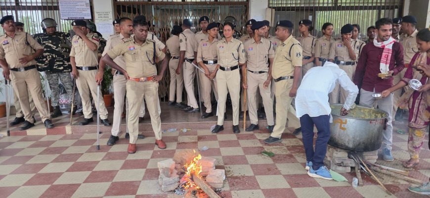 पाटेश्वर धाम विवाद पर बालोद में आदिवासी समाज का जनआक्रोश, कलेक्ट्रेट घेराव के दौरान बढ़ा तनाव