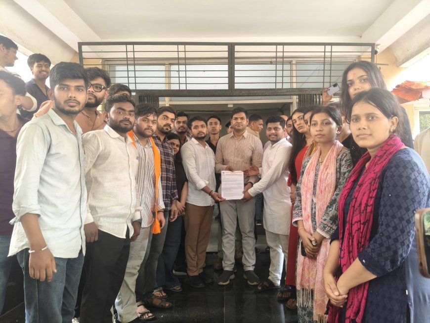 कुशाभाऊ ठाकरे पत्रकारिता विश्वविद्यालय में अभाविप का प्रदर्शन, 15 सूत्रीय मांगों को लेकर कुलपति कार्यालय का घेराव