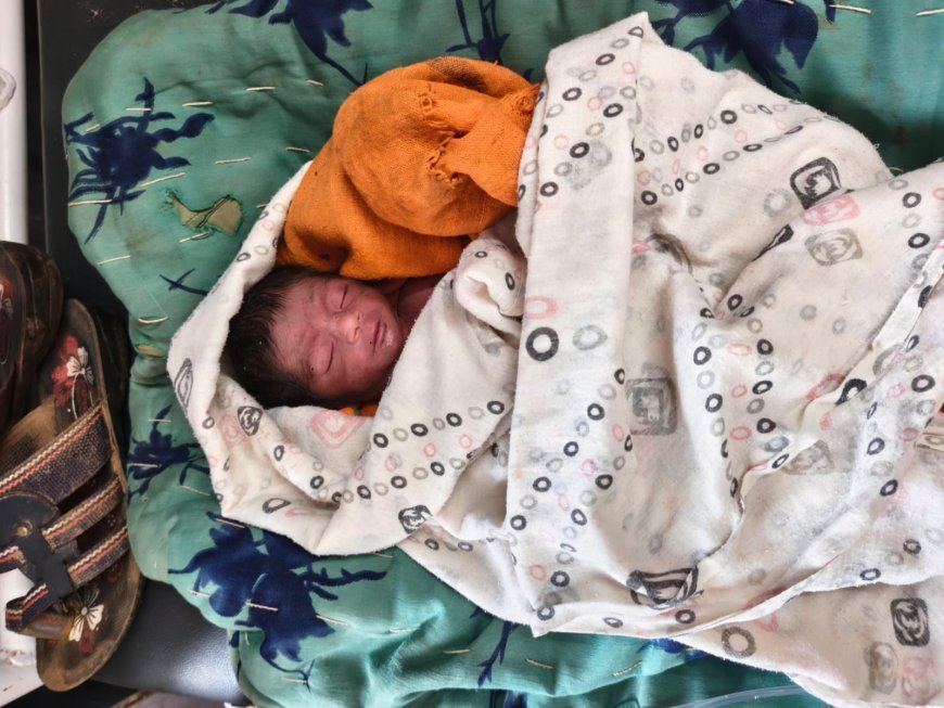 जंगल में नवजात का जन्म, आरोग्यम केंद्र पर ताला मिलने से भड़का ग्रामीणों का आक्रोश