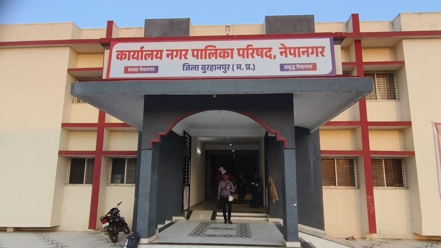 ई-कचरा वाहन को धक्का मारते दिखे नगर पालिका कर्मचारी, वायरल वीडियो ने उठाए कई सवाल