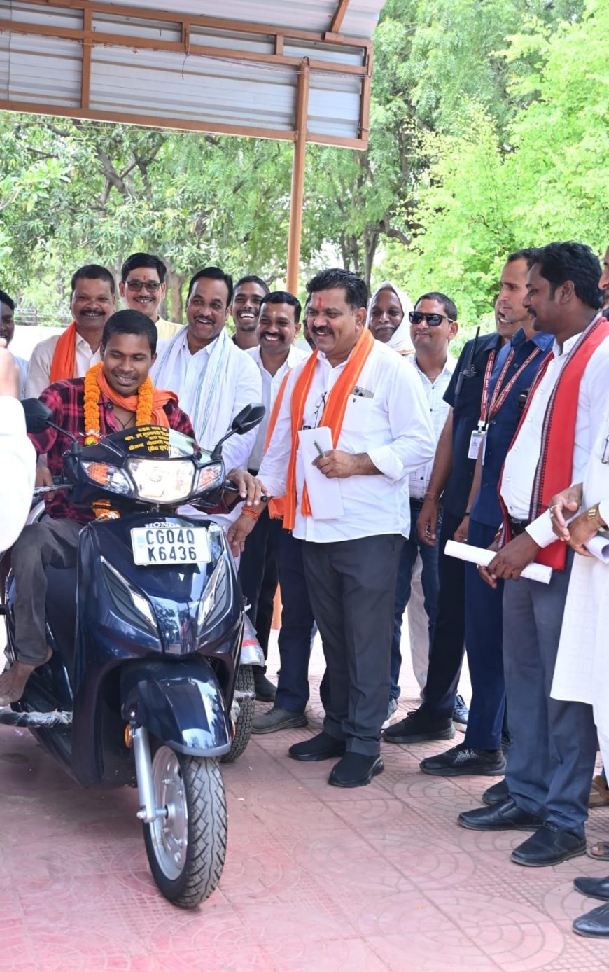 उप मुख्यमंत्री विजय शर्मा ने दिव्यांग नंदकुमार को स्कूटी प्रदान की, अगले दिन मिला त्वरित सहयोग