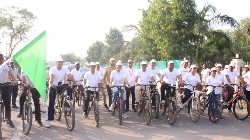 फिट इंडिया थीम पर सारंगढ़ में साइकिल रैली का आयोजन, जनप्रतिनिधियों और युवाओं ने लिया उत्साहपूर्वक भाग