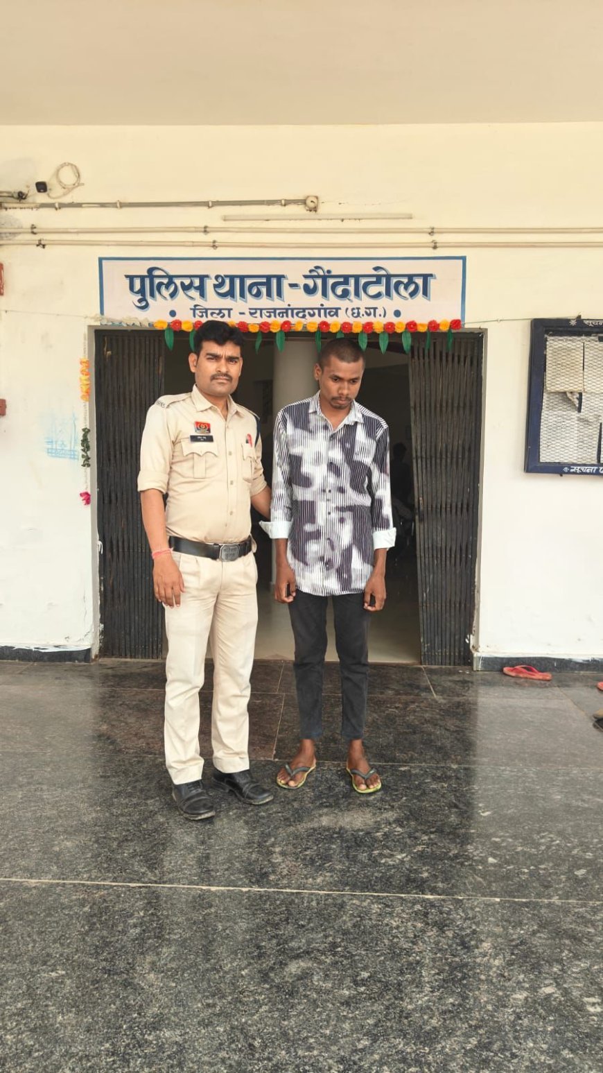 हार्वेस्टर की टक्कर से बिजली पोल क्षतिग्रस्त, चालक गिरफ्तार, वाहन जब्त