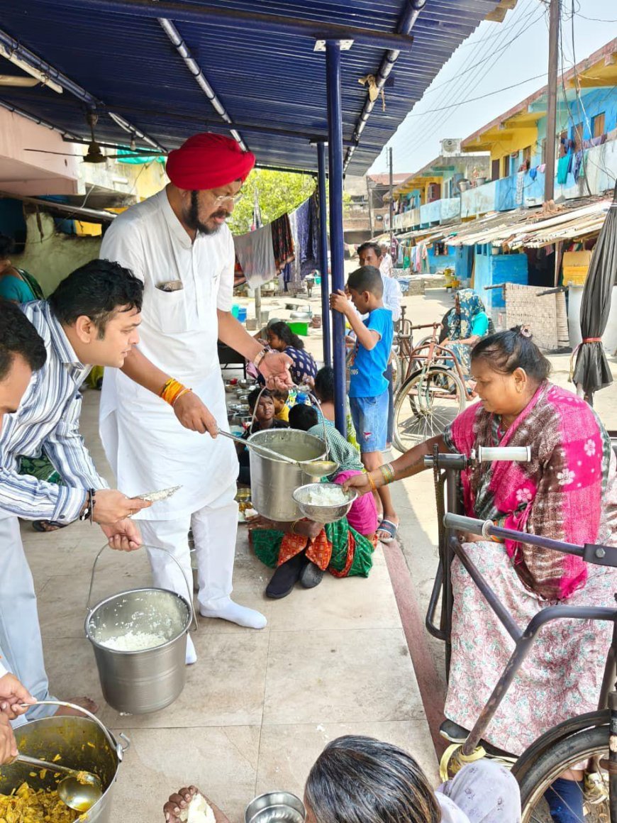 कुष्ठ बस्ती में सादगी से मनाया जन्मदिन, रक्तदान शिविर के साथ सेवा कार्य में शामिल हुए कार्यकर्ता