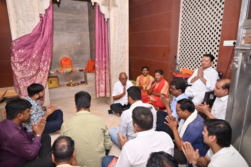 बसना हनुमान मंदिर में गूंजा चालीसा पाठ, विधायक संपत अग्रवाल ने की महाआरती व भंडारे में वितरित किया प्रसाद