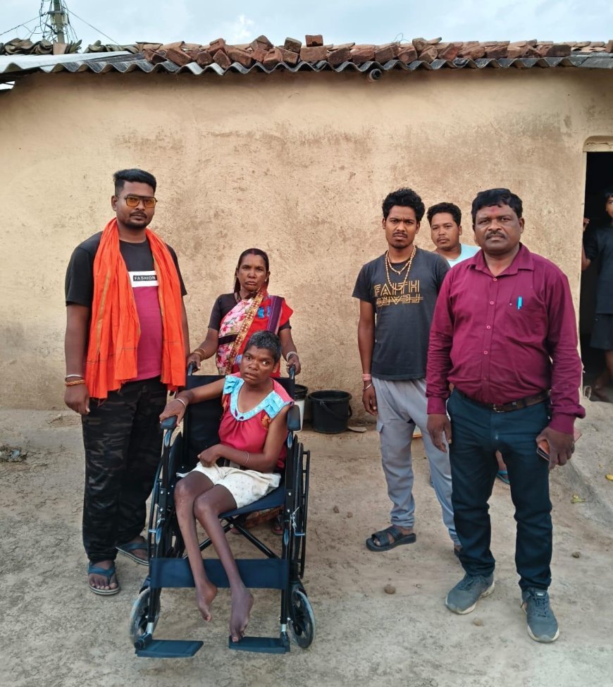 दिव्यांग एतवारो को घर पहुंचकर मिली व्हीलचेयर, रुकी पेंशन बहाली की प्रक्रिया शुरू