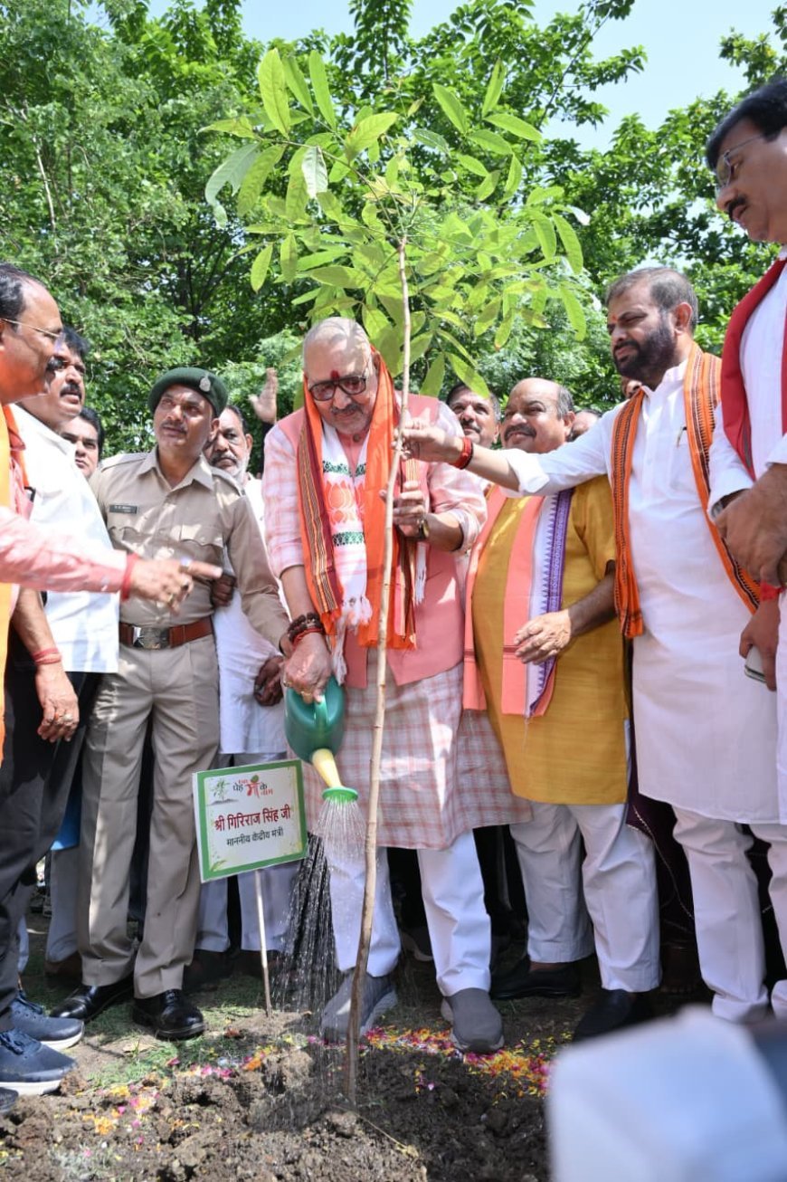 एक पेड़ माँ के नाम अभियान में पुरंदर मिश्रा ने किया पौधारोपण, पर्यावरण संरक्षण का दिया संदेश