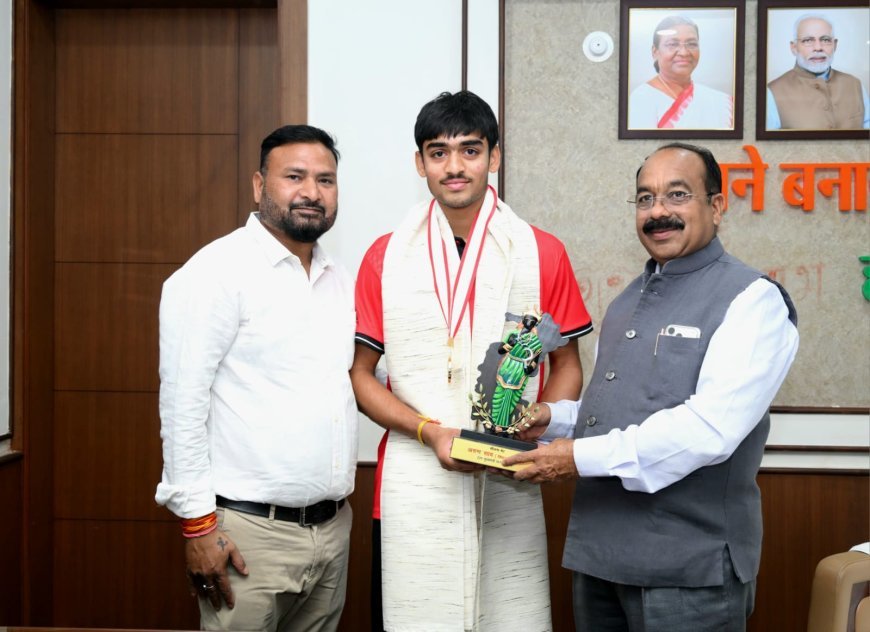 उप मुख्यमंत्री अरुण साव से अंडर-18 एशिया कप विजेता हॉकी खिलाड़ी अवि मानिकपुरी की सौजन्य मुलाकात