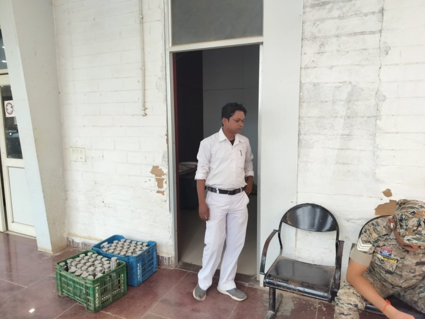 बलरामपुर कलेक्टर कार्यालय में बदहाली का आलम, टूटे शौचालय और गंदगी से फैल रही दुर्गंध