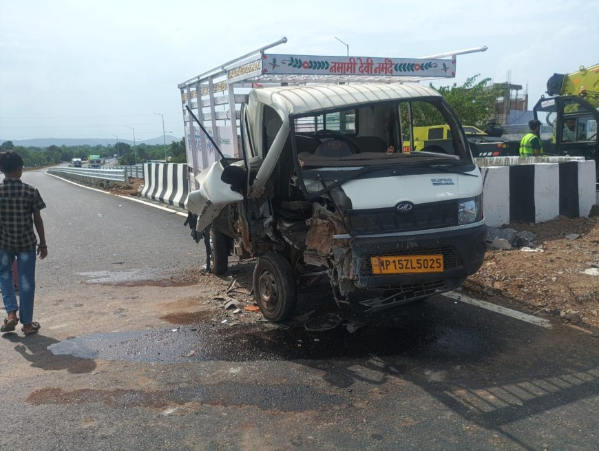 गौरझामर ओवरब्रिज पर श्रद्धालुओं से भरा ऑटो दुर्घटनाग्रस्त, दो की मौत, आठ घायल