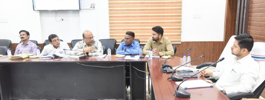 दुर्ग में कसारीडीह पोल्ट्री फार्म रिडेवलपमेंट पर बैठक, कम्पोजिट बिल्डिंग व ऑक्सीजोन परियोजना पर चर्चा