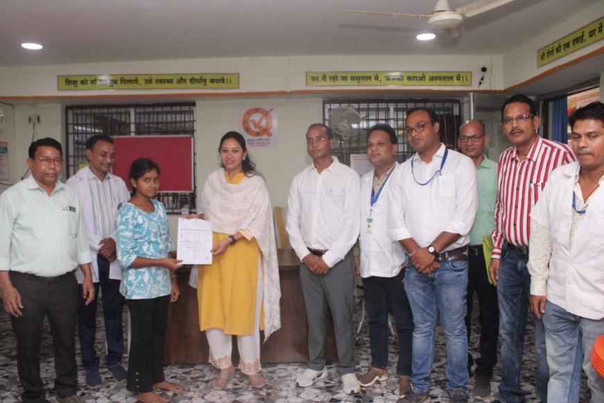 कलेक्टर पद्मिनी भोई साहू ने महतारी सदन, स्वास्थ्य केंद्र और खाद वितरण व्यवस्था का किया निरीक्षण