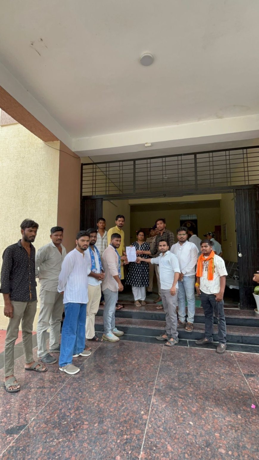 पांढुर्ना में मीनाक्षी नटराजन का नामांकन रद्द होने पर NSUI का प्रदर्शन, कलेक्टर को सौंपा ज्ञापन