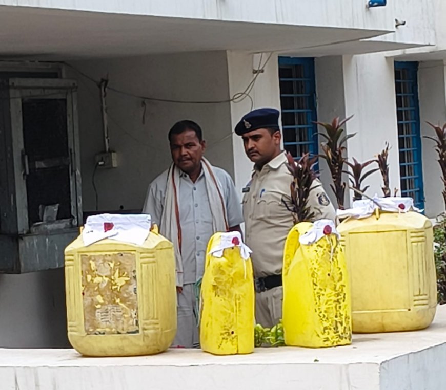 बाराद्वार पुलिस की बड़ी कार्रवाई, 40 लीटर कच्ची महुआ शराब जप्त, एक आरोपी गिरफ्तार
