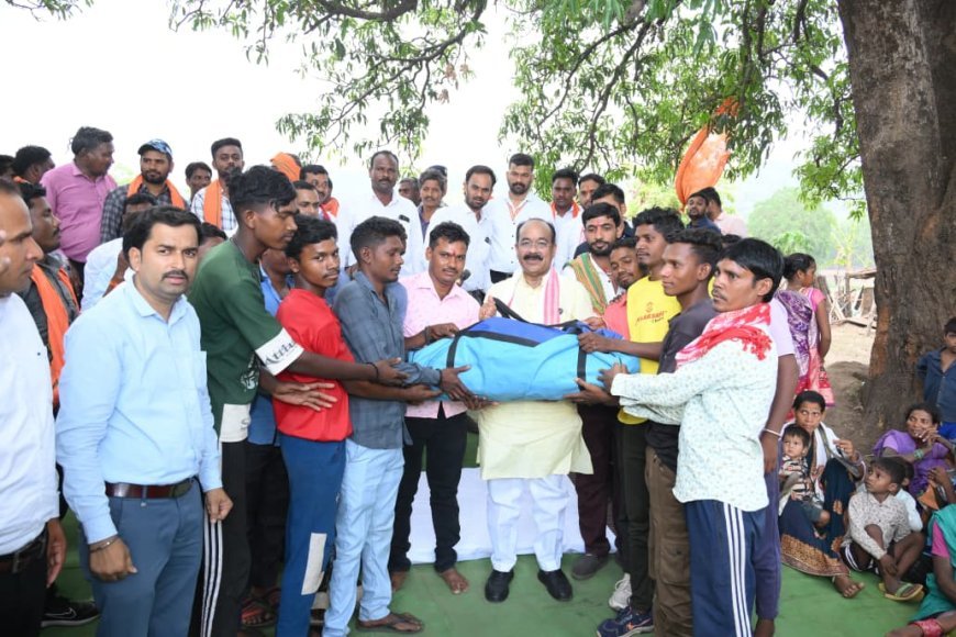 आम की छांव तले डिप्टी सीएम अरुण साव की जनचौपाल, ग्रामीणों से जमीन पर बैठकर किया संवाद
