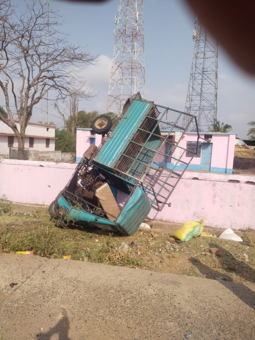 टेम्पो दीवार से टकराया, दो की मौत, 10 घायल