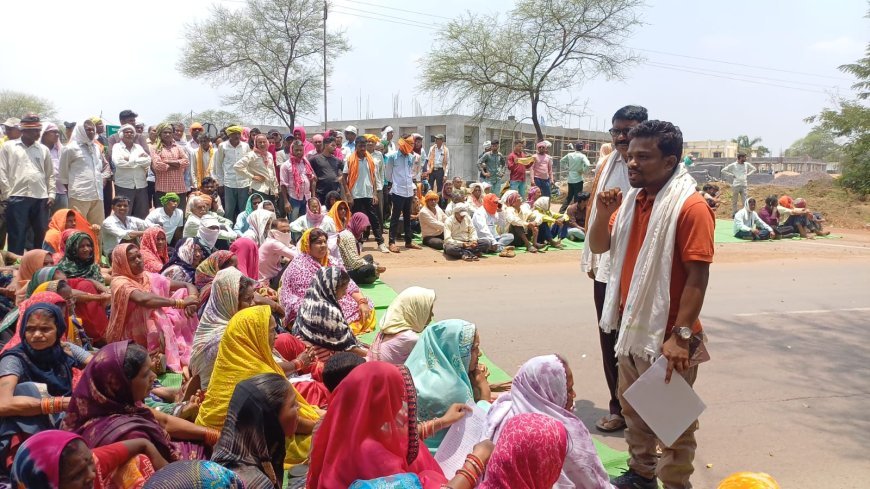 गुंडरदेही-धमतरी मार्ग पर चक्काजाम, खलारी गांव के ग्रामीण दो मांगों को लेकर डटे रहे