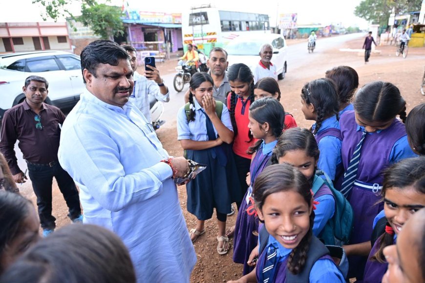 स्कूल शिक्षा मंत्री गजेन्द्र यादव ने हिर्री गांव में बच्चों से किया संवाद, जूते-मोजे किए भेंट