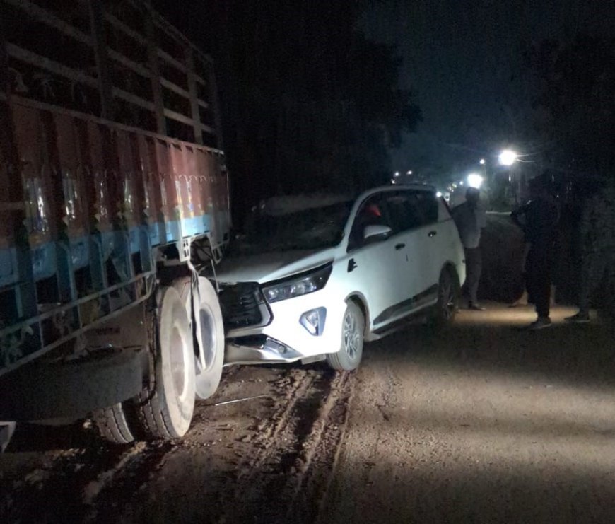 गलत दिशा में खड़े ट्रक से टकराई इनोवा, चालक गंभीर घायल