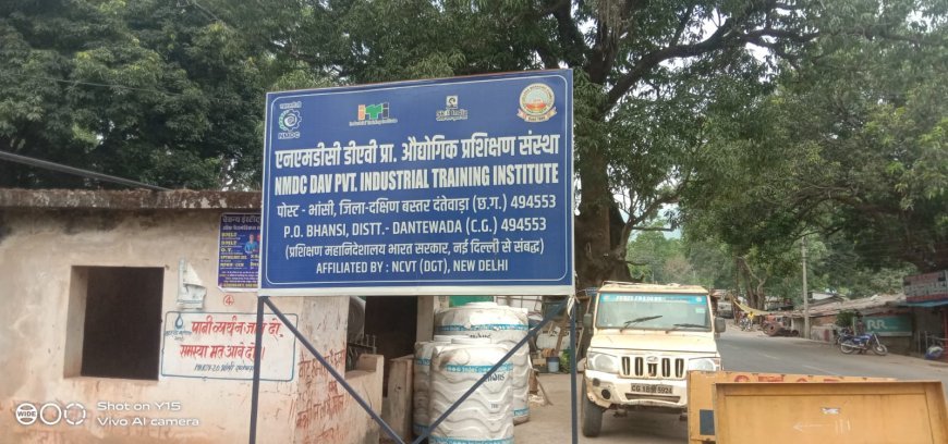 भांसी आईटीआई परिसर में बड़ा हादसा टला, गार्ड रूम पर गिरा विशाल पेड़