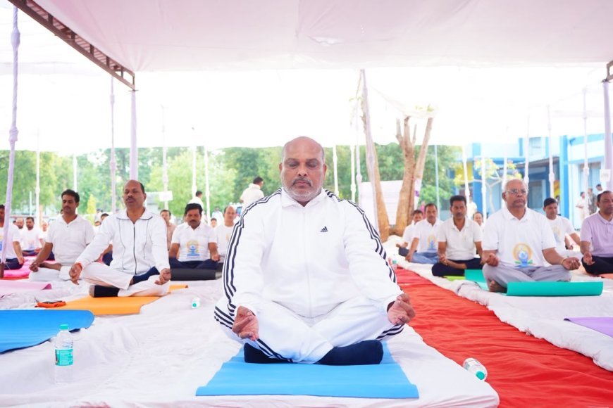 अंतर्राष्ट्रीय योग दिवस पर खैरागढ़ में विधायक ललित चंद्राकर ने किया योग, दिलाई नशामुक्ति की शपथ