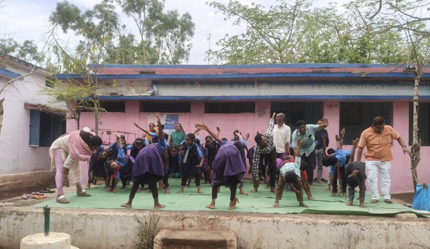 अंतरराष्ट्रीय योग दिवस पर घठोली स्कूल में सामूहिक योगाभ्यास, बच्चों और अभिभावकों ने लिया भाग