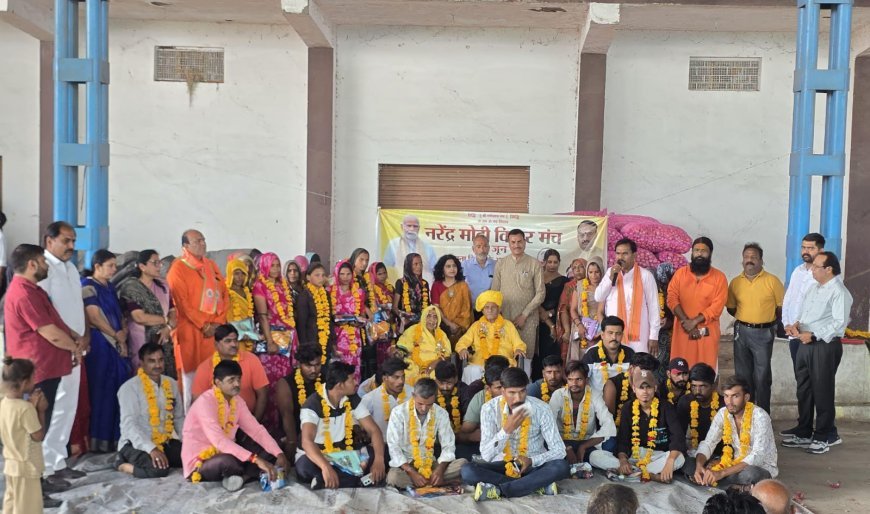 नरेंद्र मोदी विचार मंच के स्थापना दिवस पर श्रमवीरों का सम्मान, रेनकोट वितरित