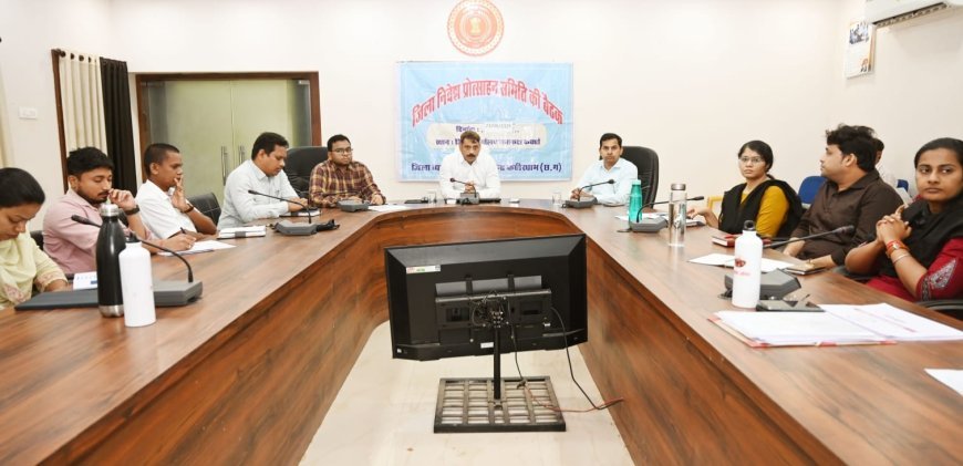 राजस्व प्रकरणों और आवास निर्माण में लाएं तेजी, कलेक्टर गोपाल वर्मा ने दिए निर्देश