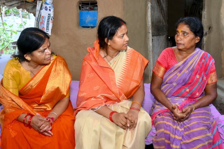 शहीद एएसआई रामू राम नाग के घर पहुंचीं लक्ष्मी राजवाड़े, दी श्रद्धांजलि और परिवार को हरसंभव सहायता का भरोसा