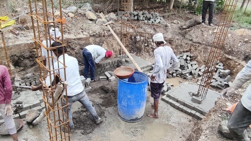 नेपानगर में सार्वजनिक शौचालय निर्माण पर उठे सवाल, सेफ्टी टैंक की गुणवत्ता को लेकर स्थानीय लोगों ने जताई आपत्ति