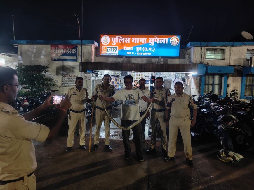 स्कूटी में छिपा मिला अजगर, रेस्क्यू के बाद पुलिसकर्मियों संग बना सेल्फी स्टार