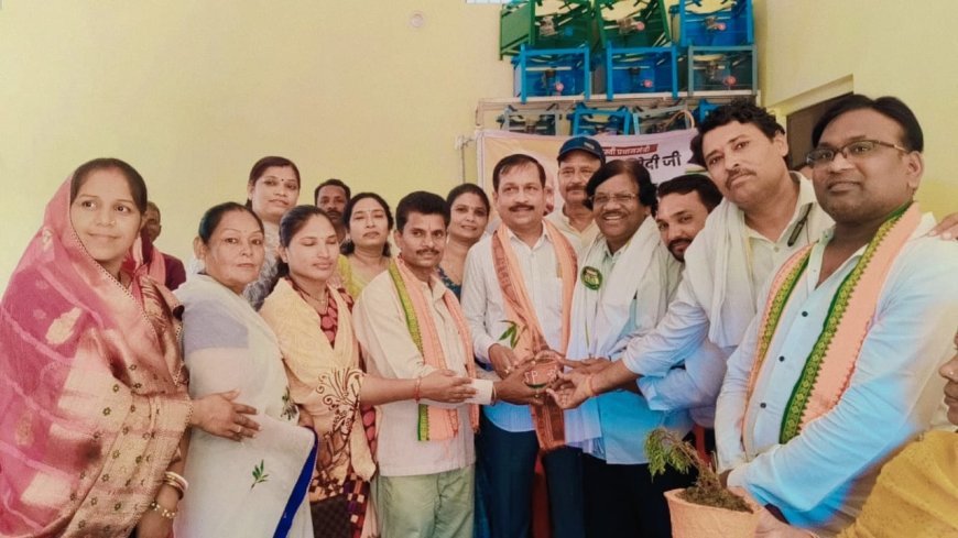 मड़ोदा में भाजपा झुग्गी-झोपड़ी प्रकोष्ठ ने सामूहिक रूप से सुनी 'मन की बात', समाजसेवियों का किया सम्मान