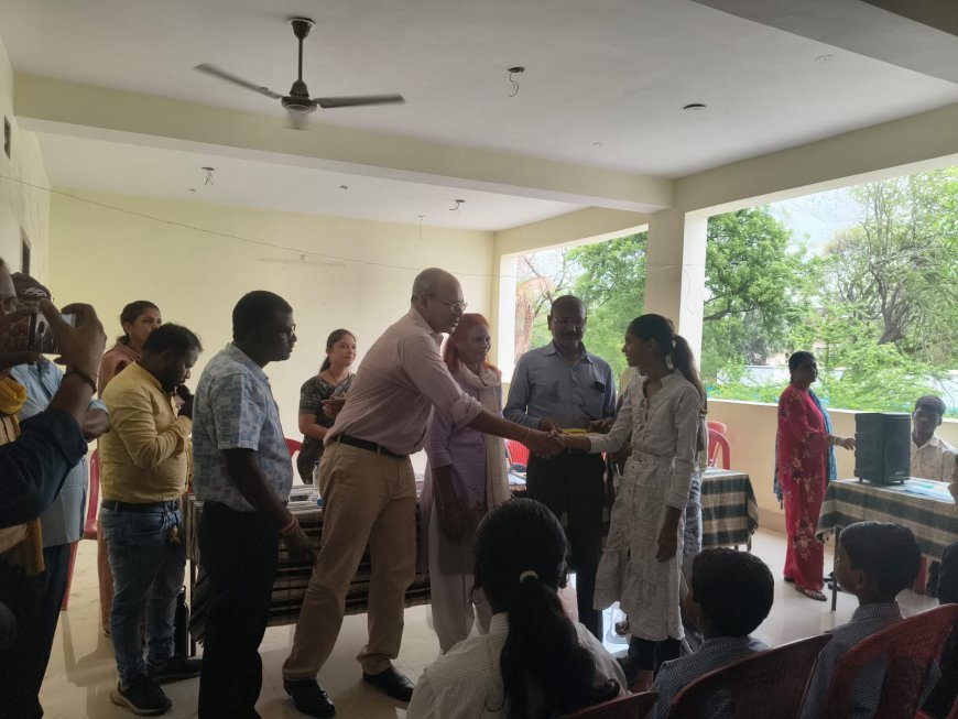 गोंडवाना समाज ने विद्यार्थियों को बांटी स्टेशनरी, शिक्षा को बताया पहली प्राथमिकता