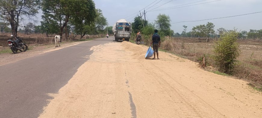 ओवरलोड भूसा गाड़ी का टायर फटा, घंटों उड़ते भूसे से राहगीर परेशान